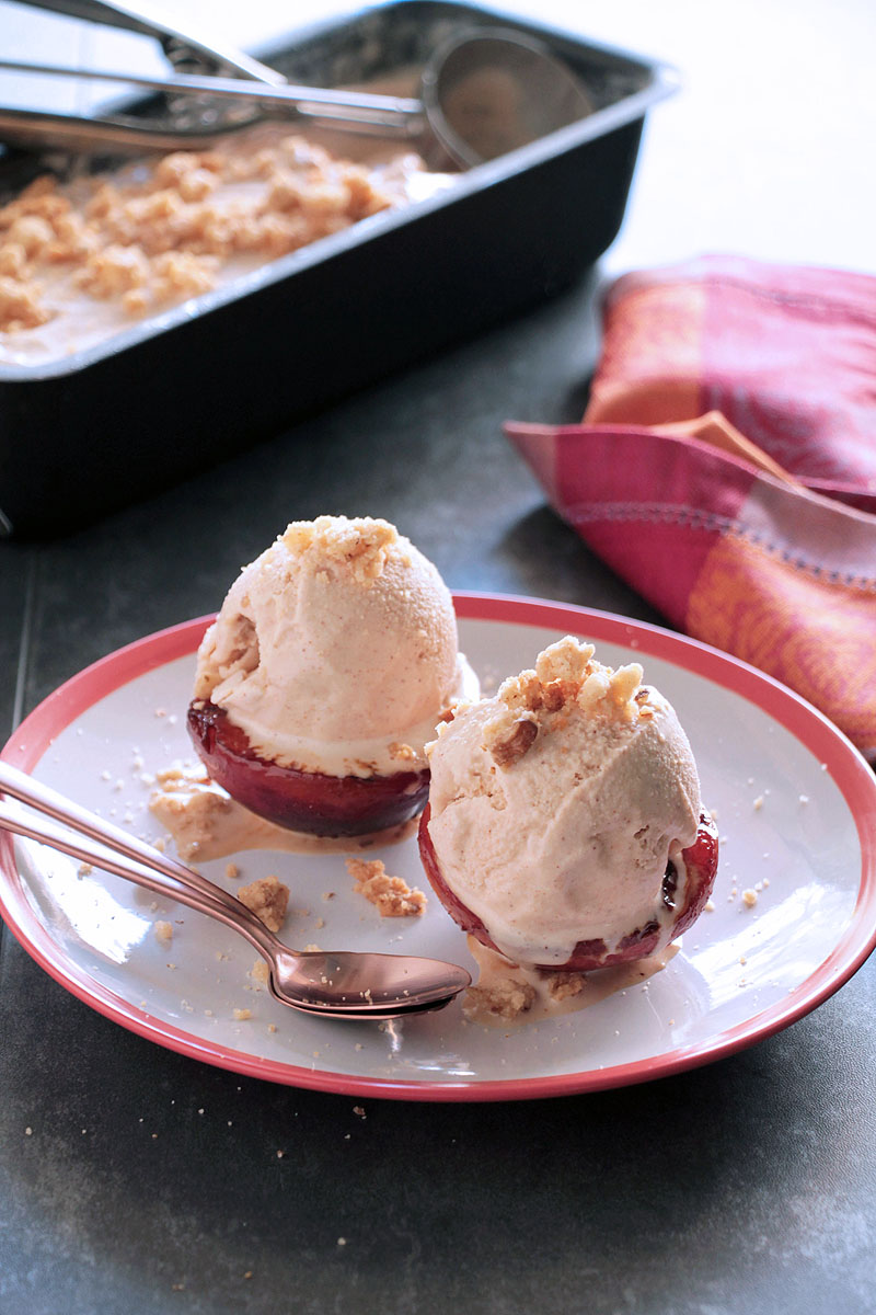 Delicious roasted peaches accompanied by ice cream with chocolate and crumble